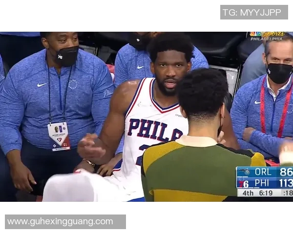 不讲武德！恩比德被犯规后空中蜷缩 踢到对方敏感部位&感觉很疼