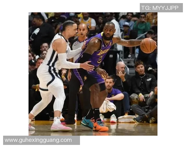 湖人24分惨败!勒布朗23+2+6,赛后老詹一把抱住布克,狄龙接受采访